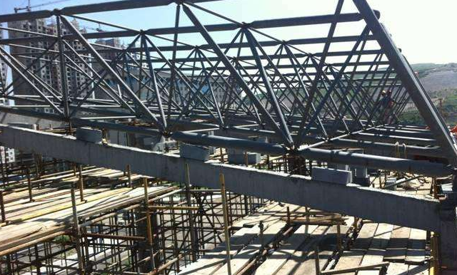 延吉简述网架公司的黑色压型钢板的吊装步履